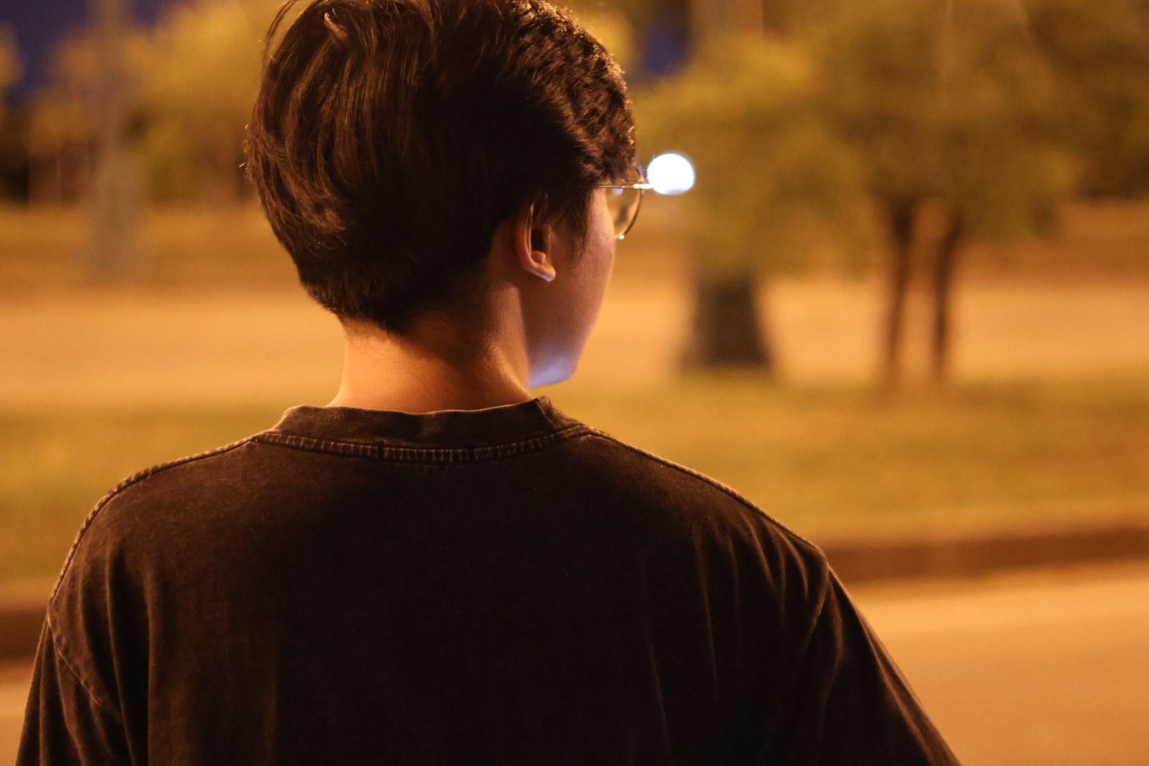 วัชรพล วีระบริรักษ์ (เคน) ยืนมองถนนยามค่ำคืนในกรุงเทพฯ